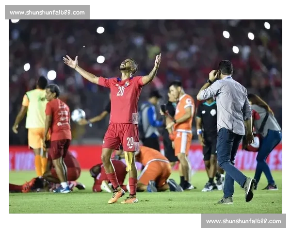 争议判罚引热议！世界杯赛场，裁判的哨声影响比赛走向！